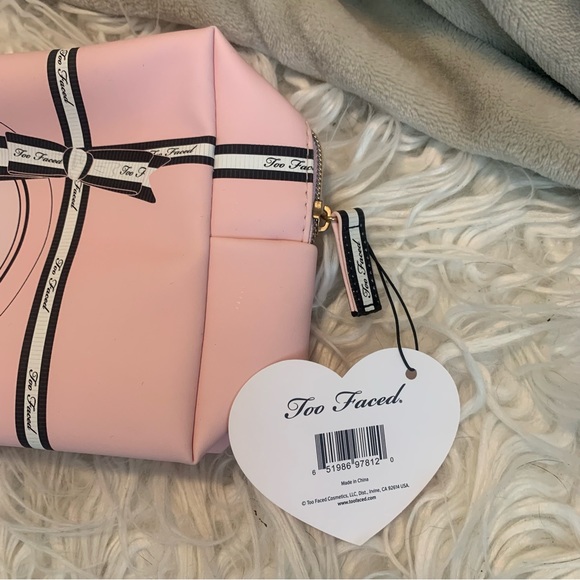 💗NWT💗 Pink, Too-Faced brand makeup bag with gold zipper - Picture 3 of 10